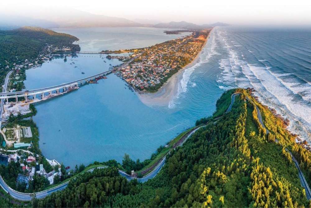 Vue panoramique de la baie de Lang Co à Hué